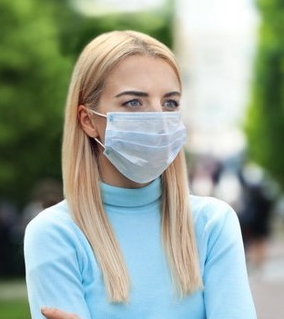 FEMME DANS LA RUE AVEC MASQUE 3