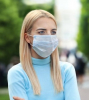 FEMME DANS LA RUE AVEC MASQUE 3