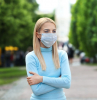 FEMME DANS LA RUE AVEC MASQUE